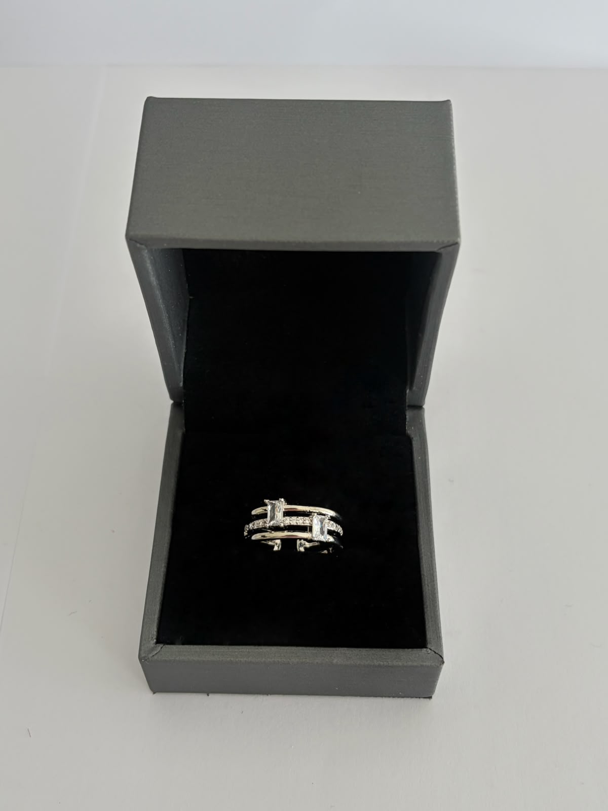 Unazë me gurë te bardhë